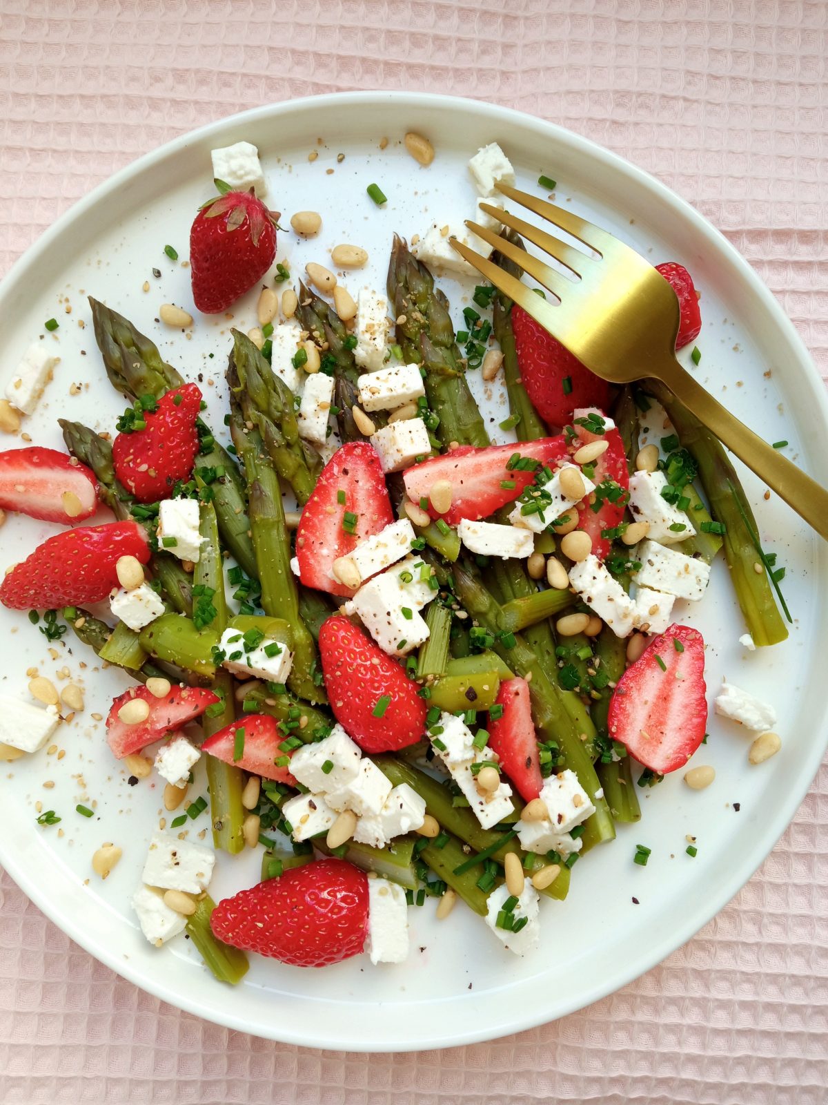 Salade d’asperges fraises et feta | Clémence Chabbert Naturopathie
