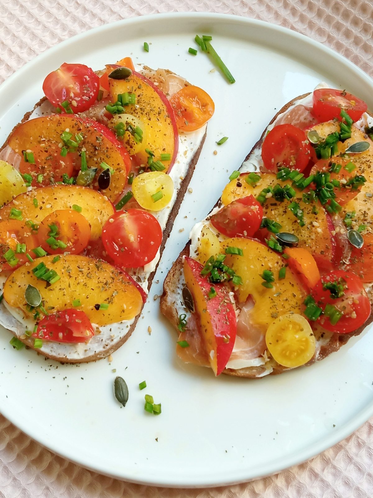 Tartines au fromage frais, nectarine et jambon cru | Clémence Chabbert naturopathe Bordeaux